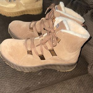 Mens winter boots size 11 brand new